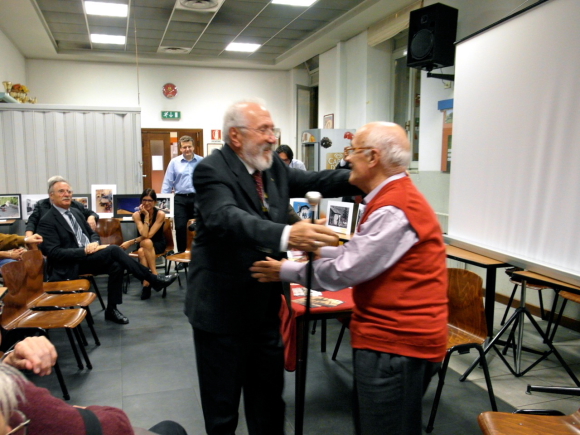Foto di Dulbini Alberto, Sergio magni saluta il Presidente ad Honorem Michele Ghigo